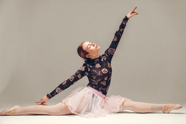 Comment Sublimer Votre Silhouette avec des Tops à Encolure Carrée : Astuces et Styles Indispensables